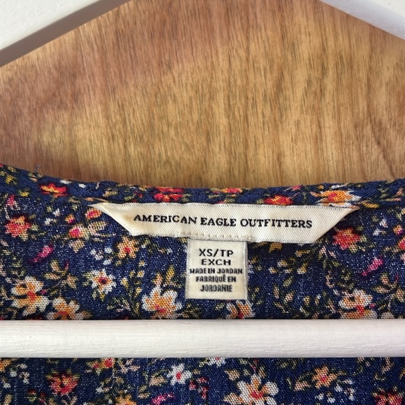 American Eagle Button Front Floral Crop Top - Picture 2 of 3